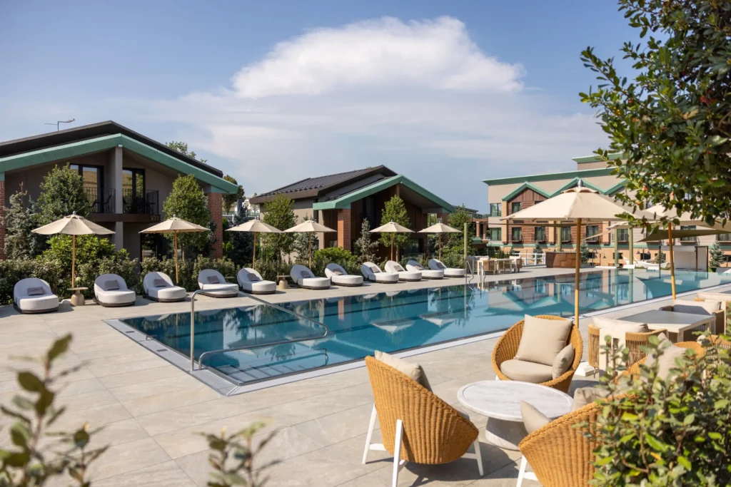 Piscina exterioară - ISSA Resort